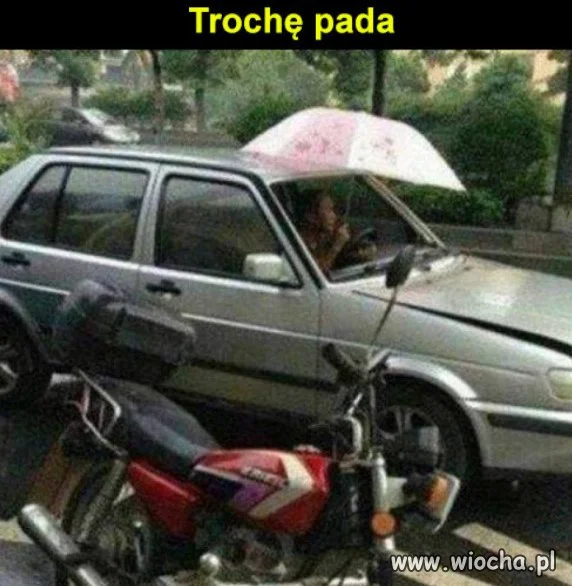 Trochę pada.