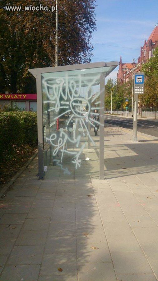 Debil, który jak pies musiał oznaczyć swój teren. 