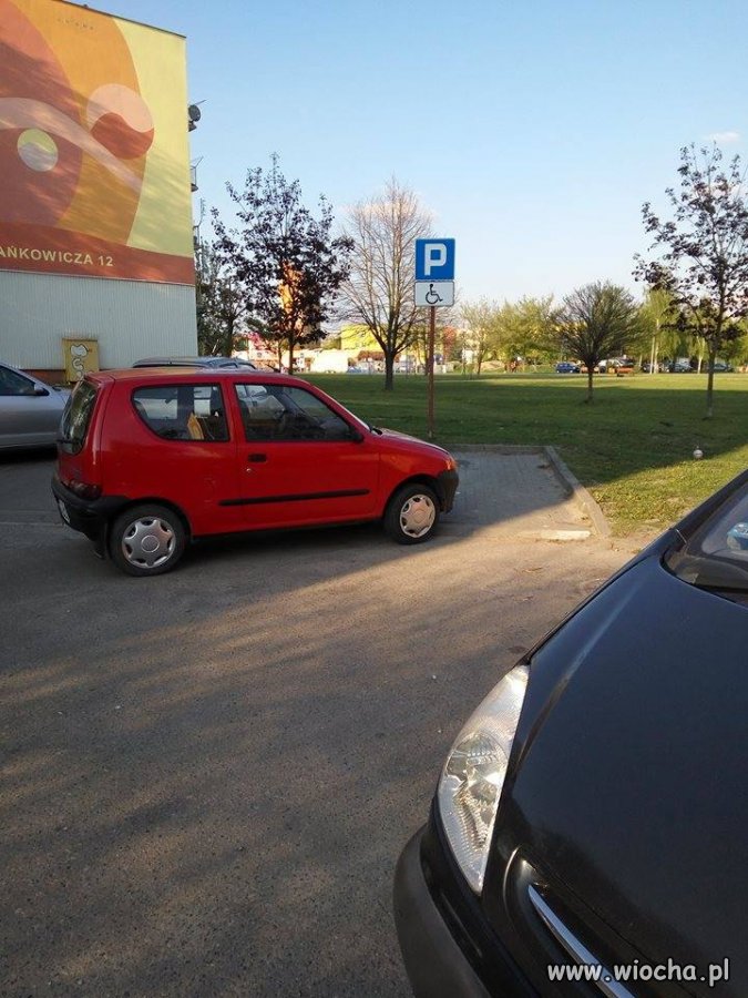Ale na miejscu dla inwalidy nie stanął 