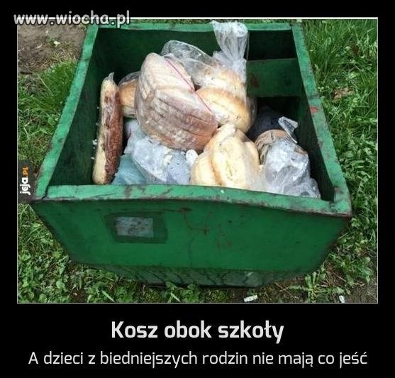 Kosz obok szkoły