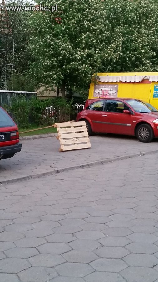 Tak się zajmuje miejsce na parkingu