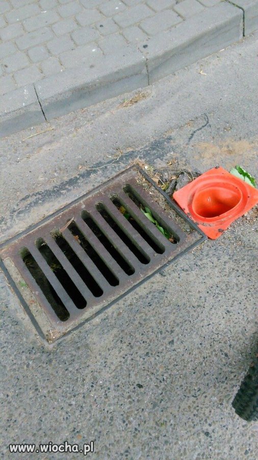 Łatanie dziury pachołkiem drogowym..