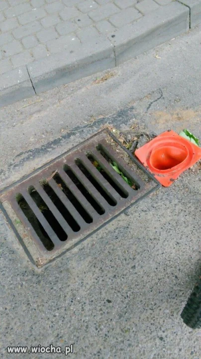 Łatanie dziury pachołkiem drogowym..