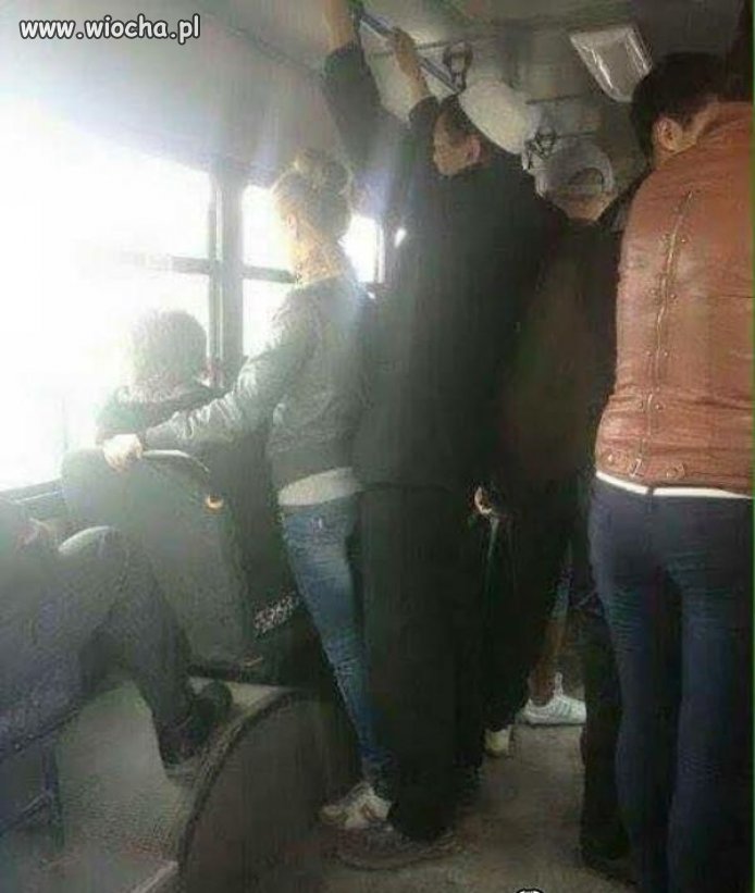 Ścisk w tym autobusie dzisiaj niesamowity.