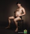 "Ciężarni" mężczyźni reklamują piwo 