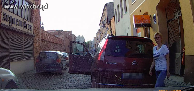 BABA na środku drogi stoi, i palce pokazuje