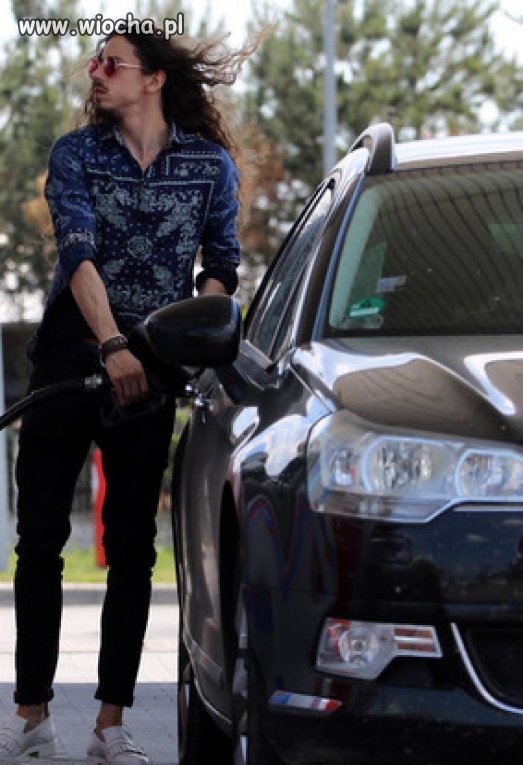 Laska tankująca auto
