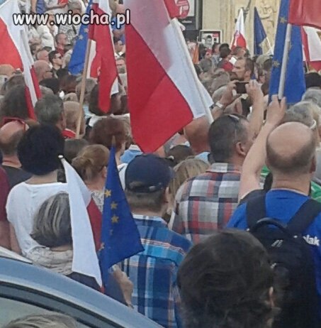 Hymn Polski śpiewany w czapce