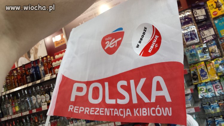 Profanacja polskiej flagi poziom Orlen
