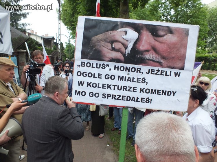  dzis pod domem Wałęsy