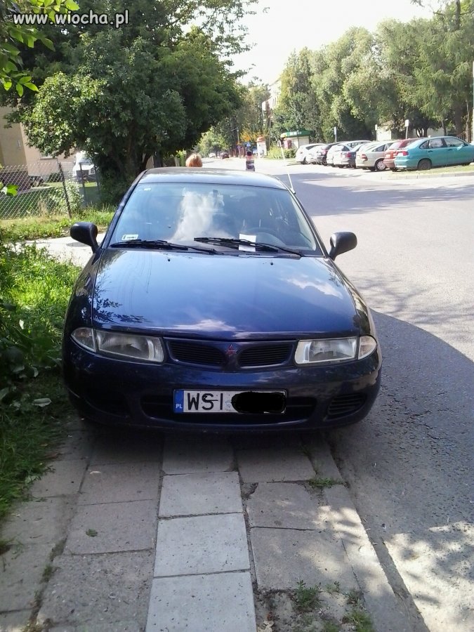 Tak się parkuje w Siedlcach, trzeba omijać samochód