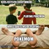 Dzieci na dorze łapią pokemony