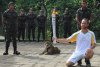 Rio- znicz olimpijski przy zwierzęciu na łańcuchu