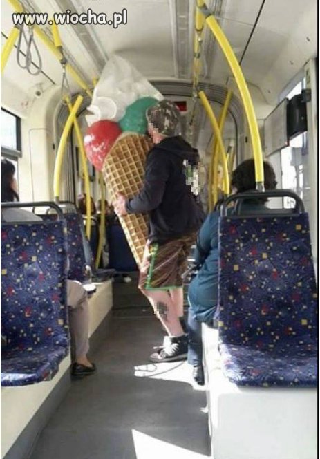 Nie widział napisu że nie można wsiadać z lodem