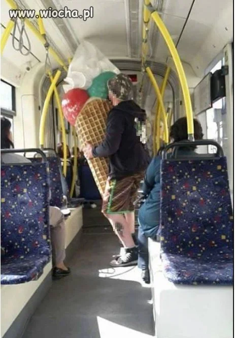 Nie widział napisu że nie można wsiadać z lodem