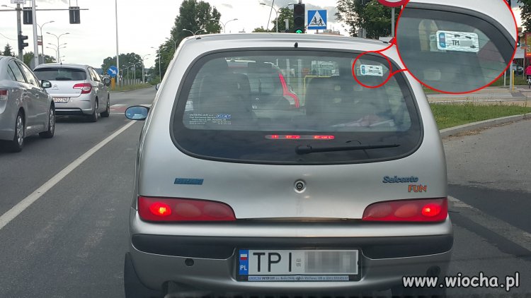 Naklejkę przyklejam tak...