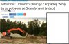Uchodźca walczy z koparką-potworem