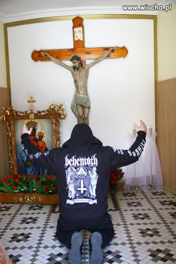 Wiocha w miejscu kultu religijnego.