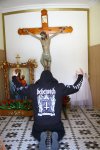 Wiocha w miejscu kultu religijnego.