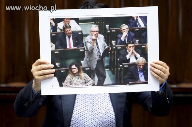 Wymowny gest posła Pyzika (PIS)
