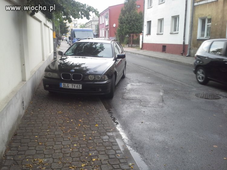 Kolejne prawidłowo zaparkowane BMW