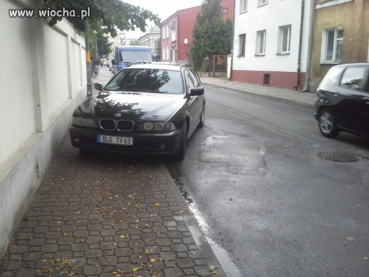 Kolejne prawidłowo zaparkowane BMW