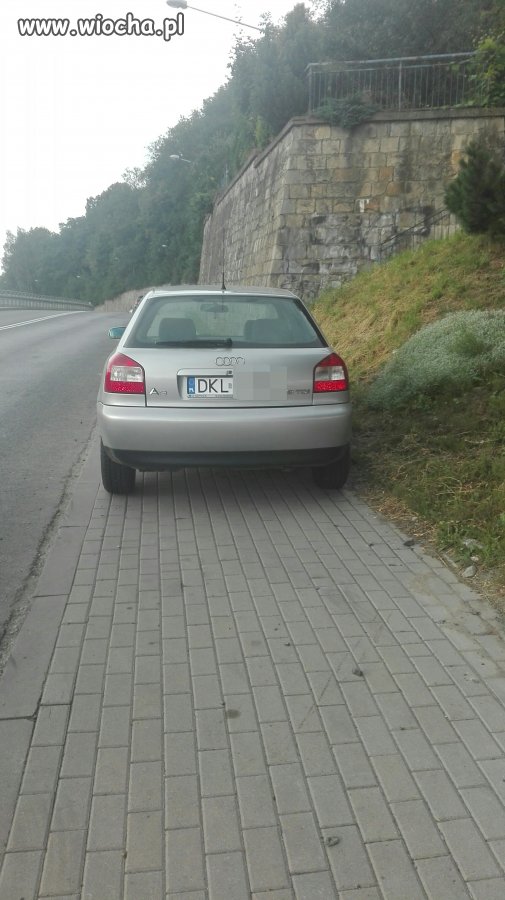 Parkowanie na całym chodniku 