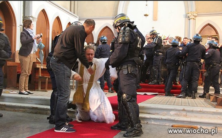 A we Francji policja brutalnie pacyfikuje kościół SainteRita