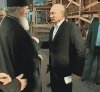 Duchowny całuje w rękę prezydenta