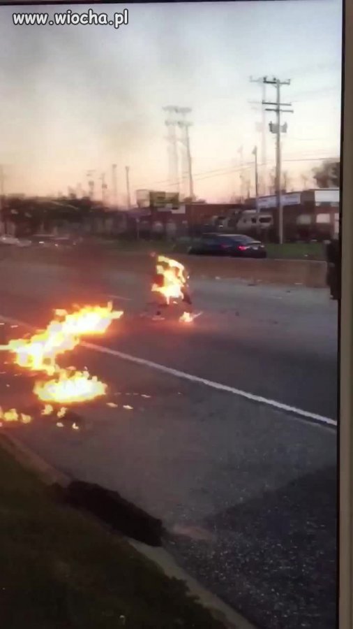 Dwaj biali oblani benzyną i podpaleni,baltimore.
