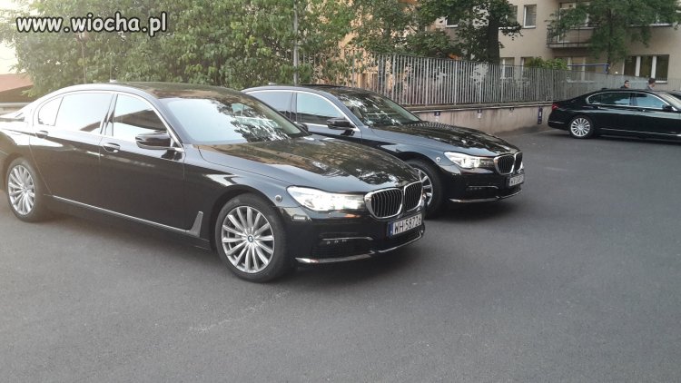 Na parkingu przed siedzibą PiS 