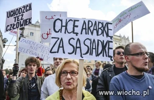 Twarze nieskalane myśleniem.