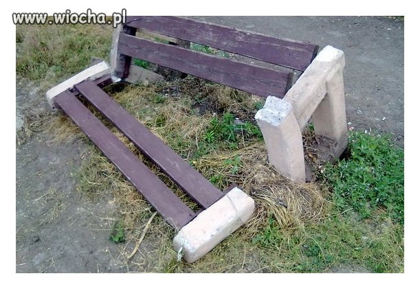Bo ławka krzywo się na niego spojrzała