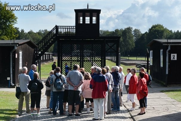 Dla kogo jest ta salwa honorowa? To miejsce pamięci o więźniach, a nie tych, którzy zginęli 10 kwietnia! 
