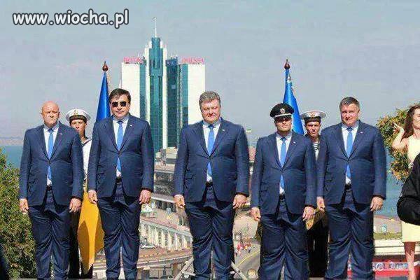 Spodnie to szyli chyba u jednego krawca.