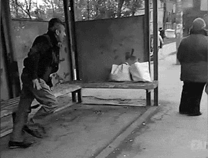 Nie dość że biedaka wiatr przewrócił ...