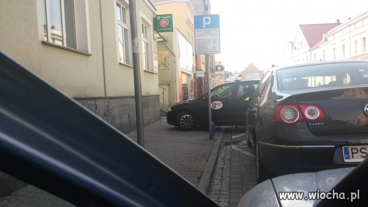 Mistrzowskie parkowanie Śremskiej taksówki