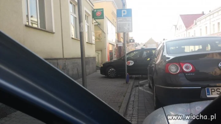 Mistrzowskie parkowanie Śremskiej taksówki