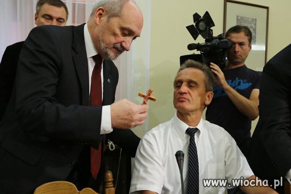 A ten krzyż chroni mnie przed gadaniem głupot 