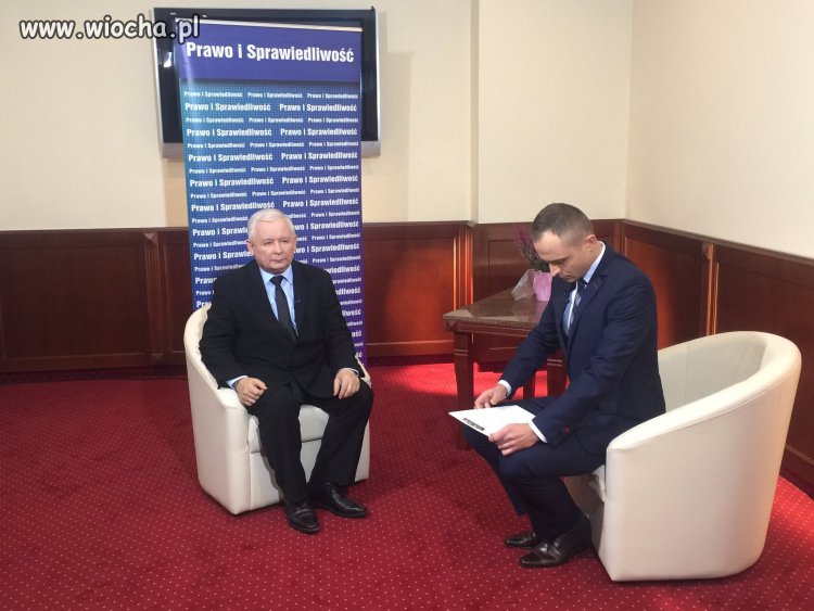 Chłopak z przejęcia prawie klęczy 