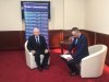 Chłopak z przejęcia prawie klęczy 
