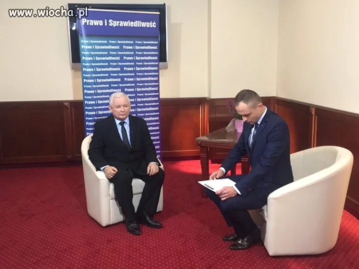 Chłopak z przejęcia prawie klęczy 