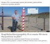 Stawia słup stylizowany na znak granicy państwowej 