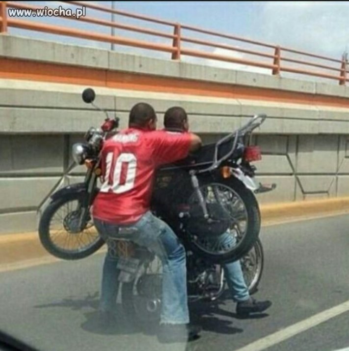 Holowanie motocyklisty.