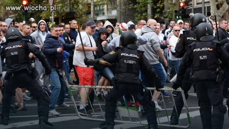Pokojowo nastawieni kibice Legii w drodze na mecz