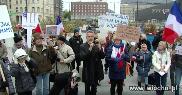 Pod pomnikiem Napoleona jakaś grupka przepraszała 