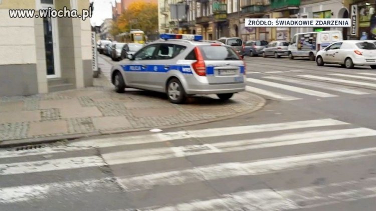 Auto blokowało chodnik wzdłuż przejścia dla pieszych. 