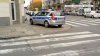 Auto blokowało chodnik wzdłuż przejścia dla pieszych. 