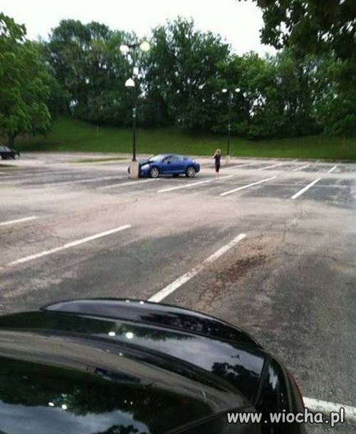 Kobieta na parkingu