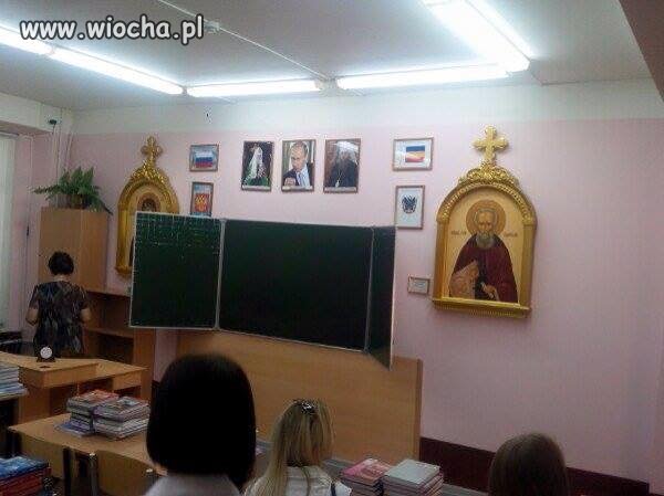 W naszych klasach godło i krzyż